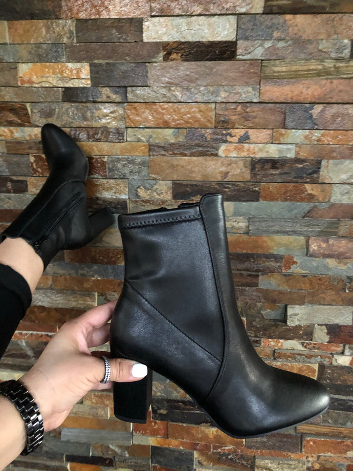 Bonnie Black Round Toe Boots, Booties